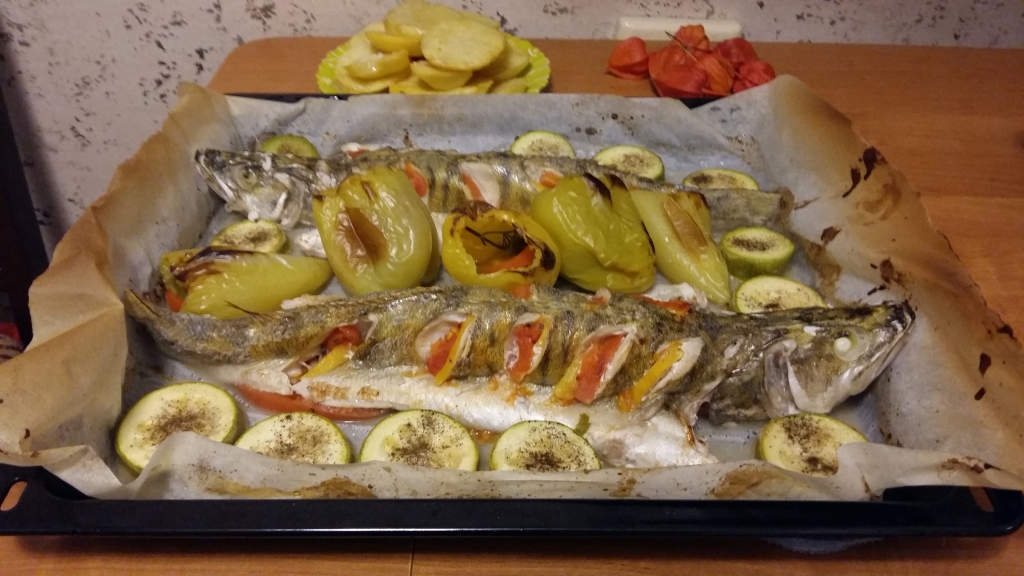 Судак в духовке с овощами