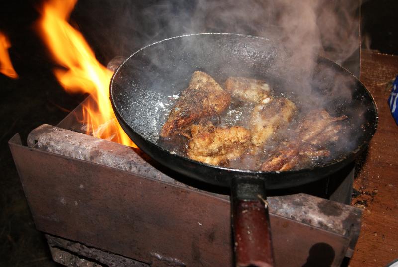 Жареная рыба на сковородке