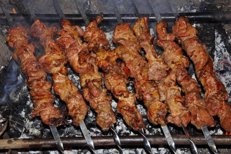 шашлык приготовленный на углях на природе